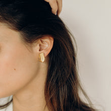 Cargar imagen en el visor de la galería, Pendientes Plissé de plata bañada en oro para mujer