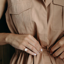 Cargar imagen en el visor de la galería, Anillo de oro estilo sello para mujer