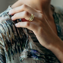 Cargar imagen en el visor de la galería, Anillo de plata con decoraciones étnicas para mujer