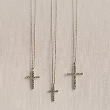 Cargar imagen en el visor de la galería, Colgante de cruz en oro con diamantes para mujer